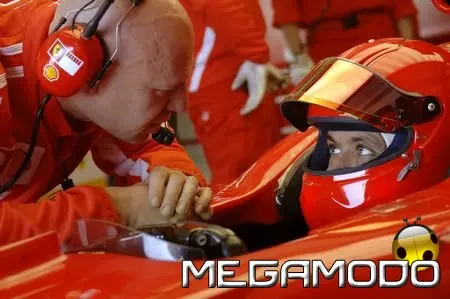 Michael Schumacher e Valentino Rossi in pista a Valencia 