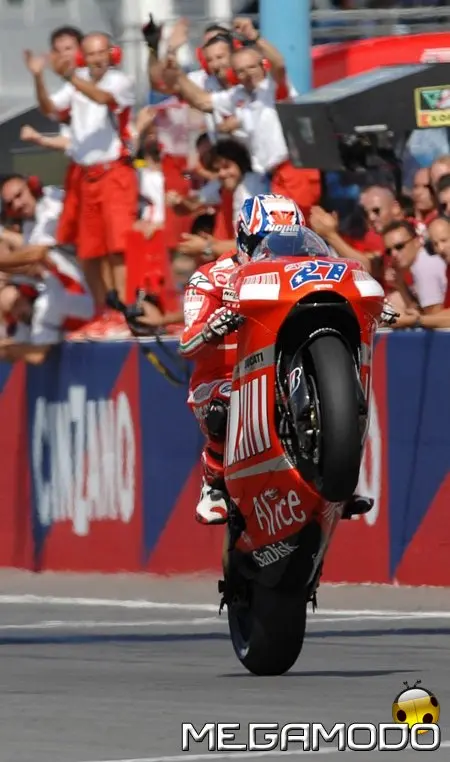 Stoner regala alla Ducati il primo successo italiano