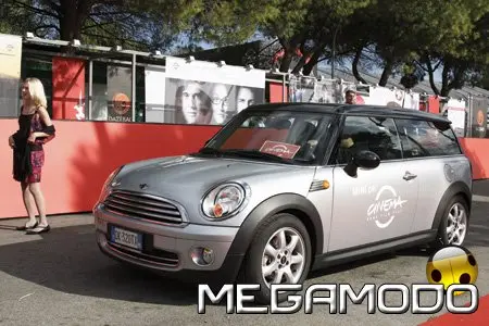 Anna Sophia Robb in MINI Clubman