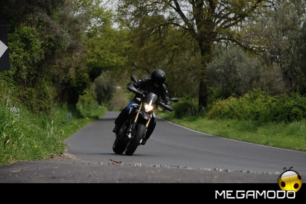Aprilia SMV 750 Dorsoduro, prova su strada