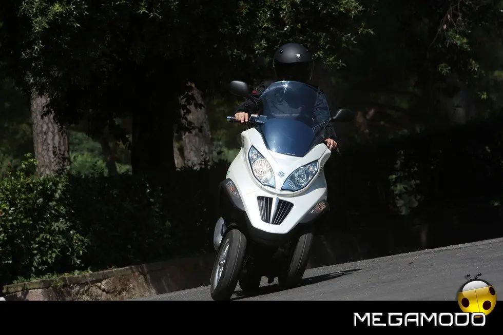 Piaggio MP3 Hybrid, prova su strada