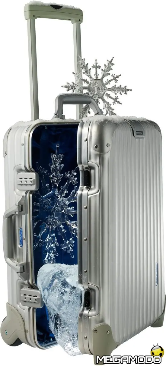 Una valigia Rimowa sotto l'albero di Natale