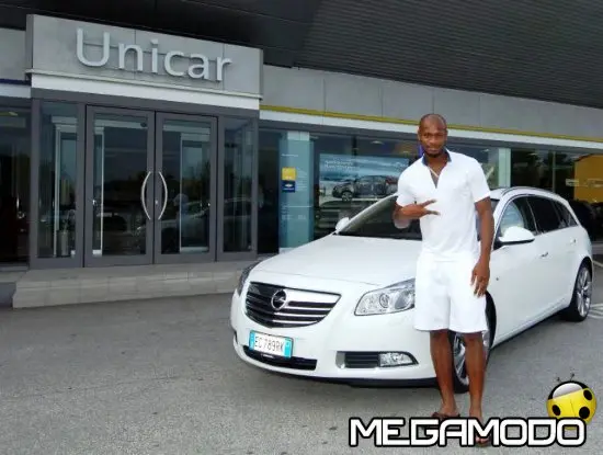 Asafa Powell ed Opel Insignia Sports Tourer