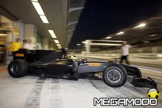 Primi test in notturna su asfalto bagnato per Pirelli