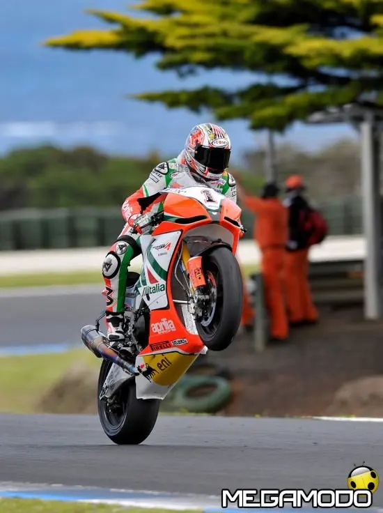 SBK 2011, Max Biaggi e l'Aprilia a Donington Park per continuare il trend positivo