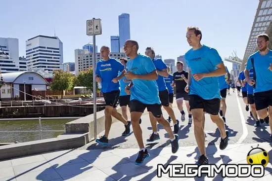 Lewis Hamilton sfida i suoi fan a Melbourne