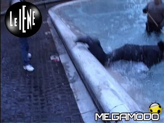 Iena gettata nella fontana di Trevi da ladri di monete