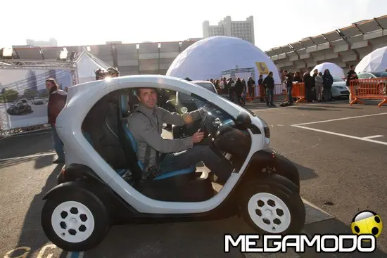 Leonardo Sottani a bordo di Renault Twizy al Motorshow di Bologna