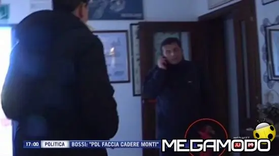 Concordia, le immagini di Schettino con la busta rossa contenente il computer portatile 