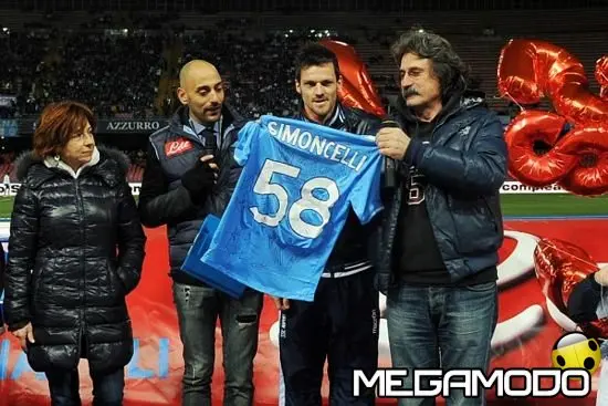 Una maglia per Marco Simoncelli dai giocatori del Napoli