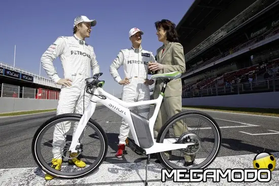 Michael Schumacher e Nico Rosberg in sella all'innovativa smart ebike