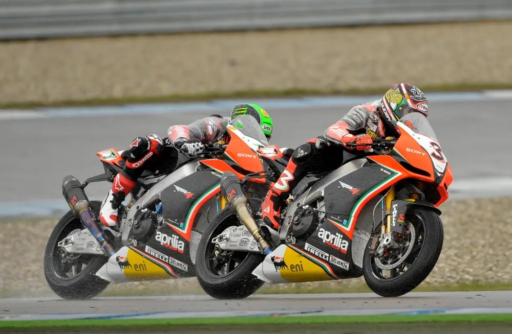 Max Biaggi in testa nel Mondiale Superbike dopo il round di Assen, primo podio per Laverty