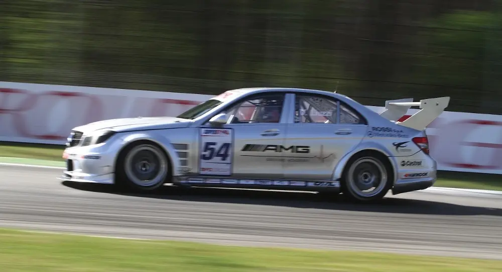 Trasferta difficile a Imola per Vitantonio Liuzzi e la sua Mercedes-Benz C63 AMG