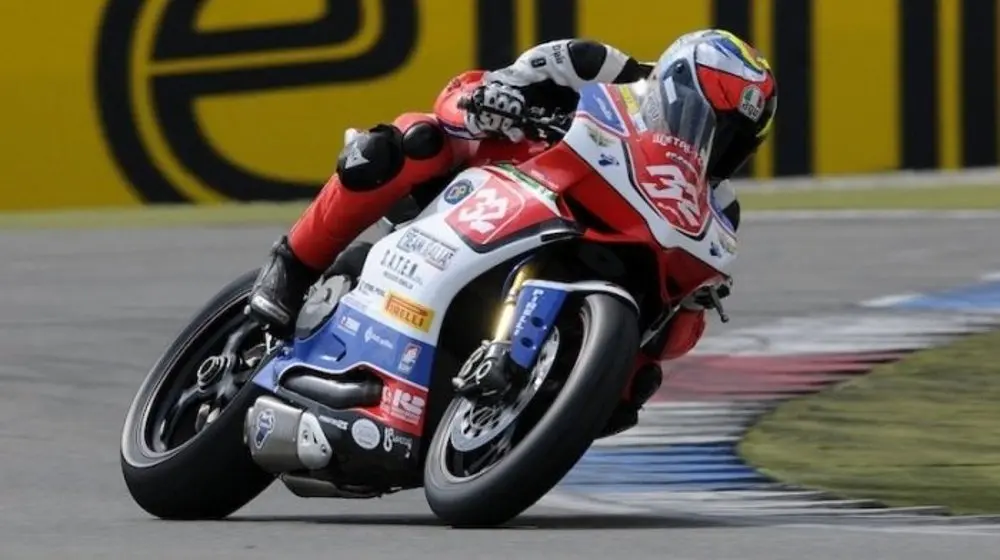 Il Team Italia sul podio ad Assen con Savadori e La Marra nella Stk1000
