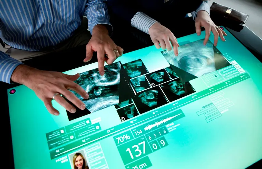 Samsung SUR 40 per Microsoft Surface, il nuovo display multi-touch creato per il business