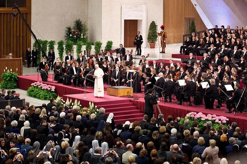 DHL sceglie Alessandro Rosso Incentive per l'85° compleanno di Papa Benedetto XVI