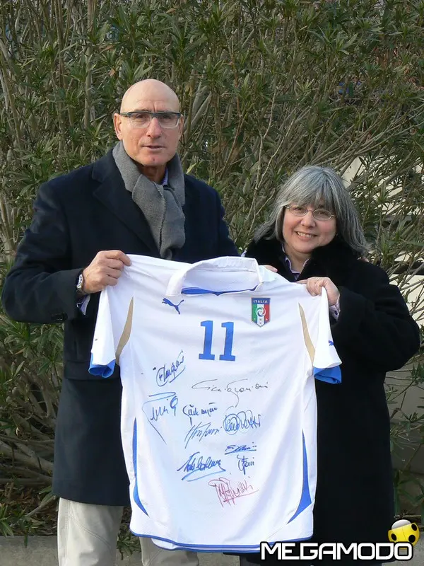 ciccio graziani consegna la maglia alla signora rosalba mamma di lorenzo perrone