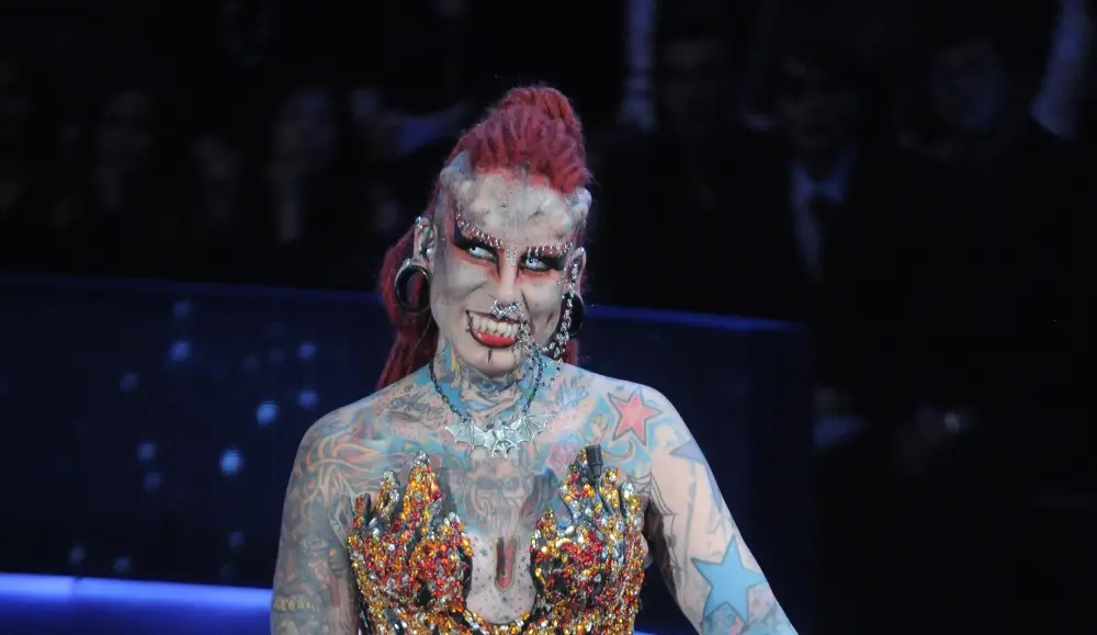 La famiglia più pelosa e la donna vampiro allo "Show dei Record"