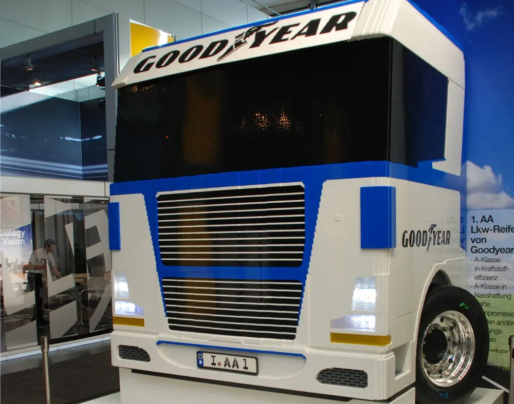 Goodyear mette all'asta un camion di Lego per fini benefici