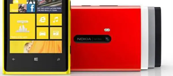 Nokia Lumia 920 e Nokia Lumia 820 con Windows Phone 8 