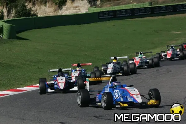 lo start di gara 3 di formula abarth con ramsay e joerg davanti a tutti