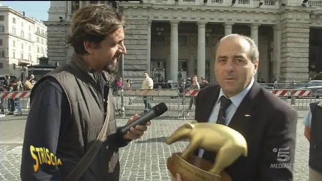 Striscia la Notizia, Valerio Staffelli consegna il Tapiro d'oro ad Antonio Di Pietro