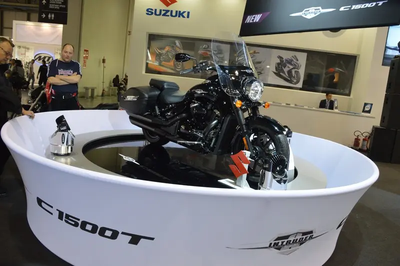 Suzuki INTRUDER C1500T, stile custom senza tempo e meccanica moderna