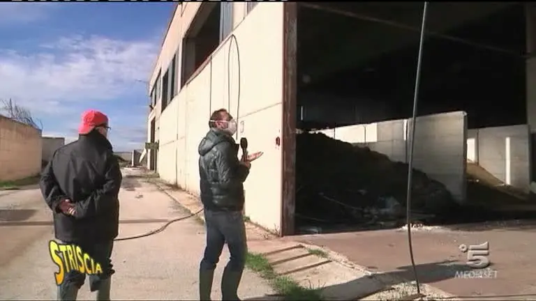 Striscia la Notizia, Fabio e Mingo scoprono una bomba ecologica a cielo aperto ad Adelfia 