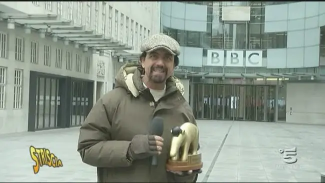 Striscia la Notizia, Valerio Staffelli a Londra per consegnare il Tapiro d’oro al Presidente della BBC
