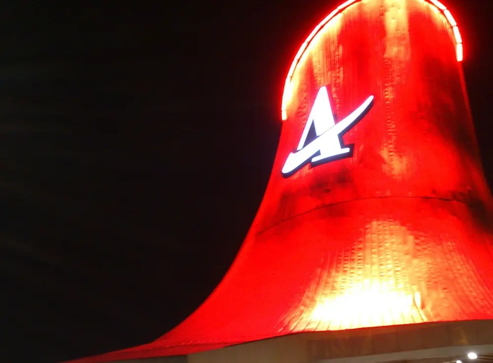 Installata la prima colonnina di ricarica rapida Nissan in Italia