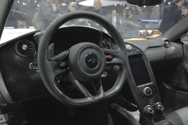 Alcantara veste gli interni della McLaren P1