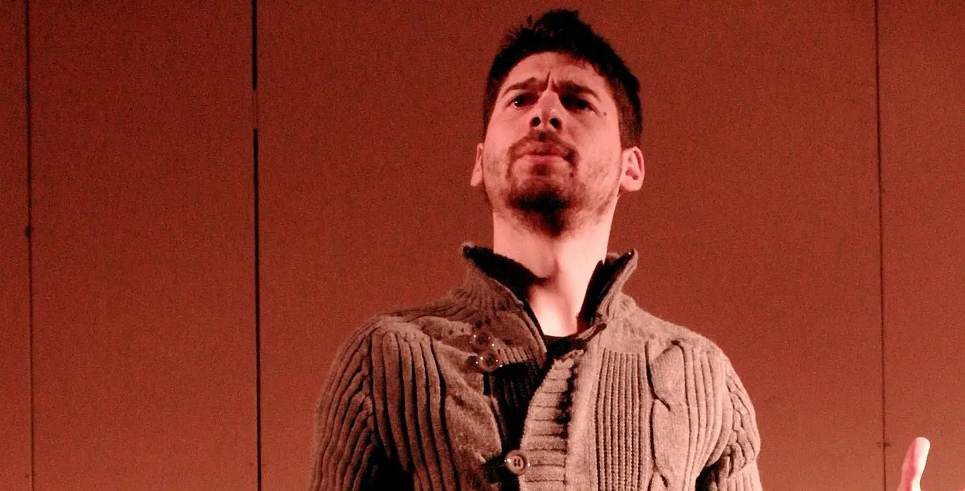 Istirino Instabile, il nuovo spettacolo di Angelo Sateriale in scena a Salerno e Roma