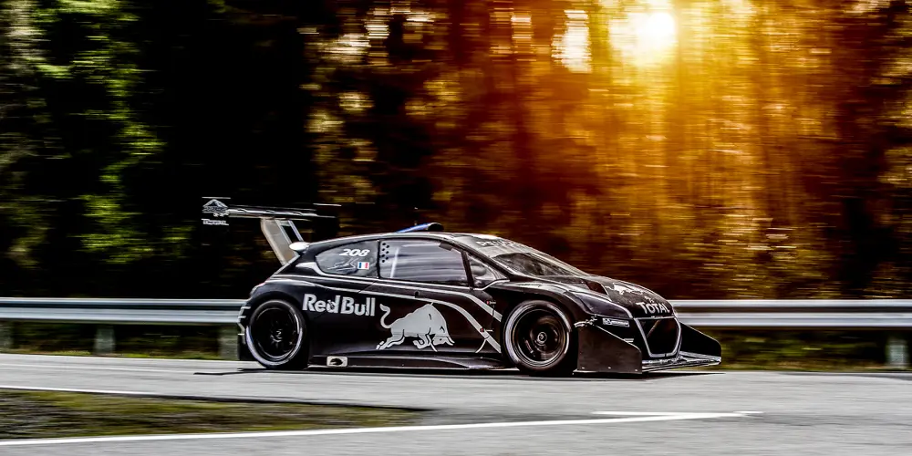Peugeot 208 T16 Pikes Peak con Loeb alla conquista delle nuvole