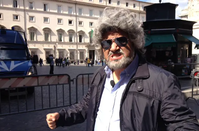 Il Beppe Grillo di Striscia la Notizia bacchetta i politici a Montecitorio
