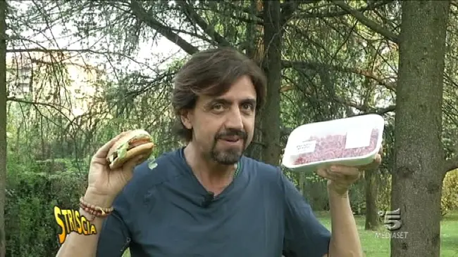 Striscia la Notizia: Valerio Staffelli indaga sulle confezioni di carne