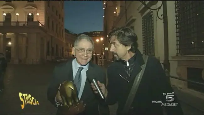 Stasera a Striscia, Tapiro d’oro all’onorevole Rocco Buttiglione