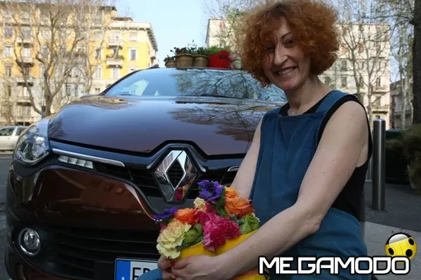 Renault e Dacia tra i fiori danno il benvenuto all'estate - foto 1