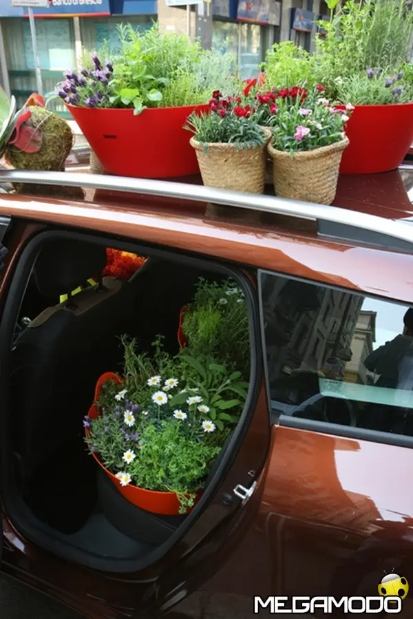 Renault e Dacia tra i fiori danno il benvenuto all'estate - foto 2