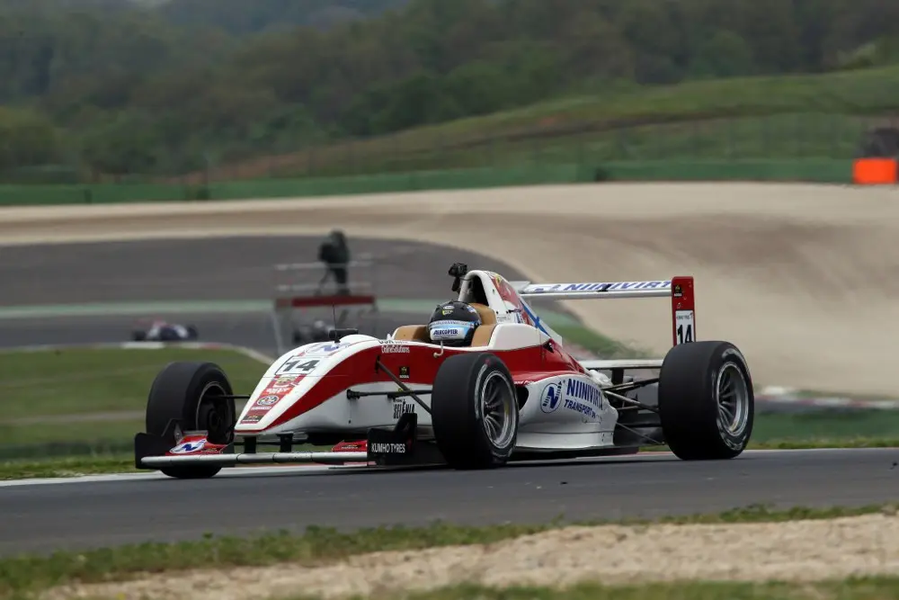 Formula Abarth: Dzhon Simonyan sostituisce Aku Pellinen per la gara di Adria 