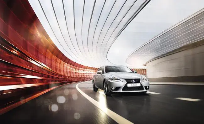 Lexus IS Hybrid va due volte sulla luna
