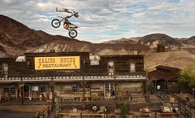 Il Red Bull X-Fighters in stile Far West in una ghost town californiana