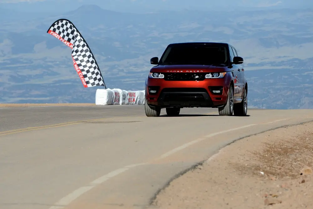 Range Rover Sport stabilice un nuovo record nella cronoscalata di Pikes Peak