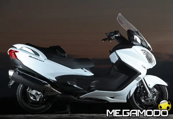 Suzuki Burgman 650, lo schienalino in tinta carrozzeria è in omaggio fino al 30 settembre 2013