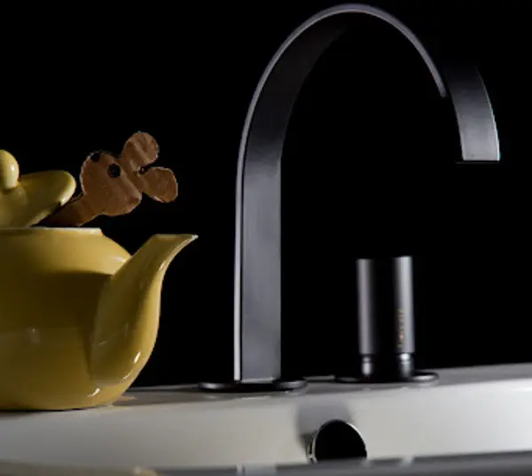 La linea Arco di Bonomi Contemporaneo Italiano in versione Noir