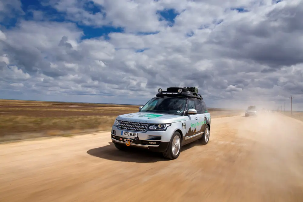 Range Rover Hybrid: la Silk Trail 2013 continua il suo viaggio verso Mumbai