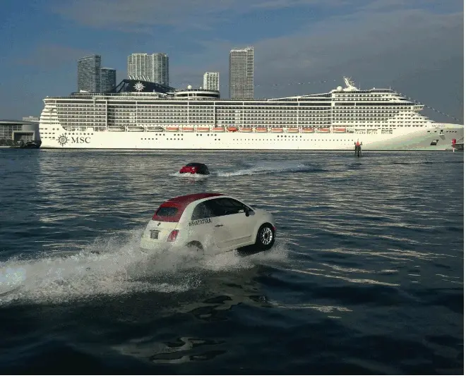 Alcune Fiat 500 galleggianti scortano MSC Divina al porto di Miami