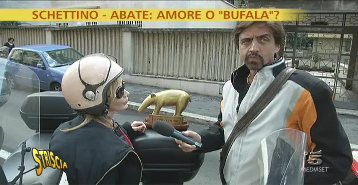 Striscia la notizia: Tapiro d'oro alla giornalista Abate per un presunto flirt con Schettino