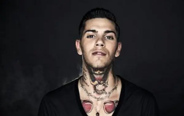 "A cena dai tuoi": il nuovo singolo di Emis Killa, special guest lo chef Carlo Cracco