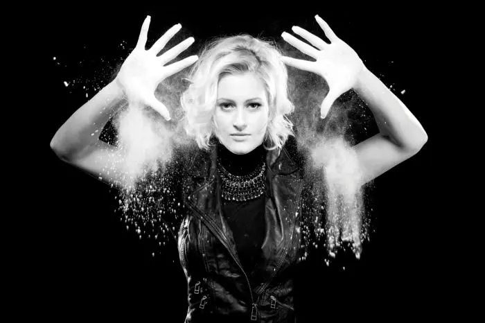 Stasera il Caffè Letterario del Piccolo Teatro Grassi di Milano ospita Alice Mondìa per la presentazione del nuovo Ep "Plaster" 