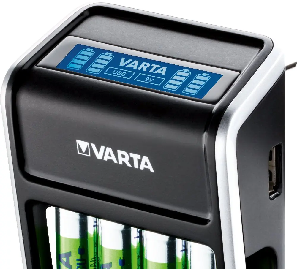 LCD Plug Charger di Varta, il caricabatterie intelligente e facile da usare